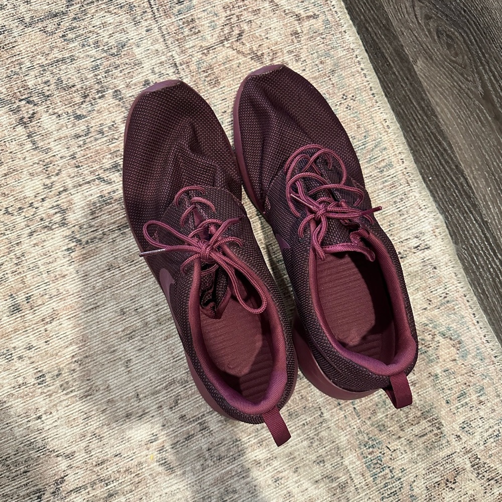 Nike Men’s Roshe in Maroon red